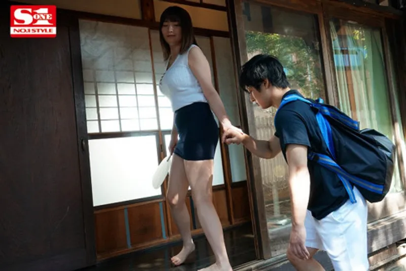 Anh chàng dâm dục thằng nhỏ khi nhìn trộm em họ vụng trộm với chồng