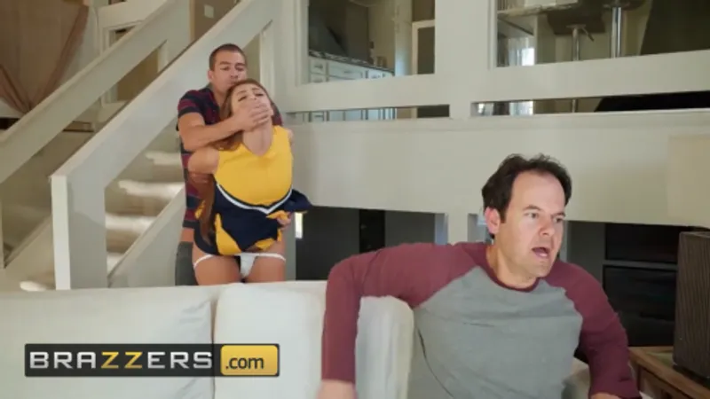 Nhóc con bị gấu mà không hay biết