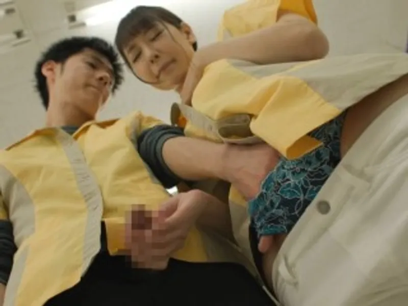 điên cuồng chịch đồng nghiệp nữ làm chung công ty nứng lồn trong siêu thị mini