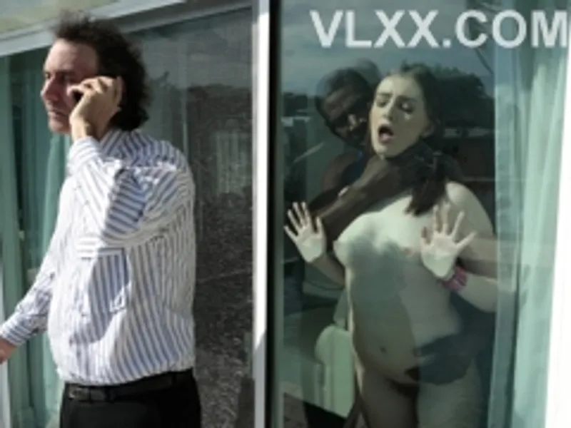 Dẫn bạn trai da đen về nhà chơi rồi cắm sừng trước mặt ba mình