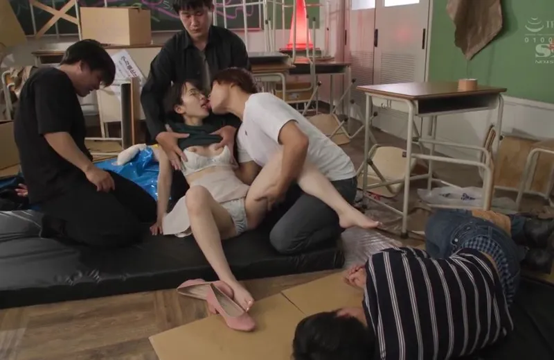 Giúp đỡ cậu anh bồ bị bắt nạt, nữ sinh dính vào đám côn đồ biến thái