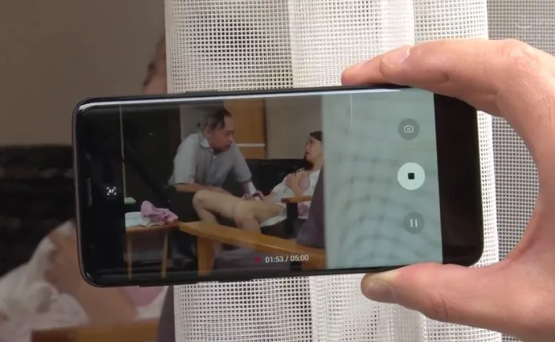 Bạn gái của con trai gian díu với bố anh xã bị gã cấp trên khu phố phát hiện